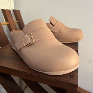 Fitflop Shuv Buckle Mules Clogs Shoes Womens Size 7 Nude Leather Comfort Wedge